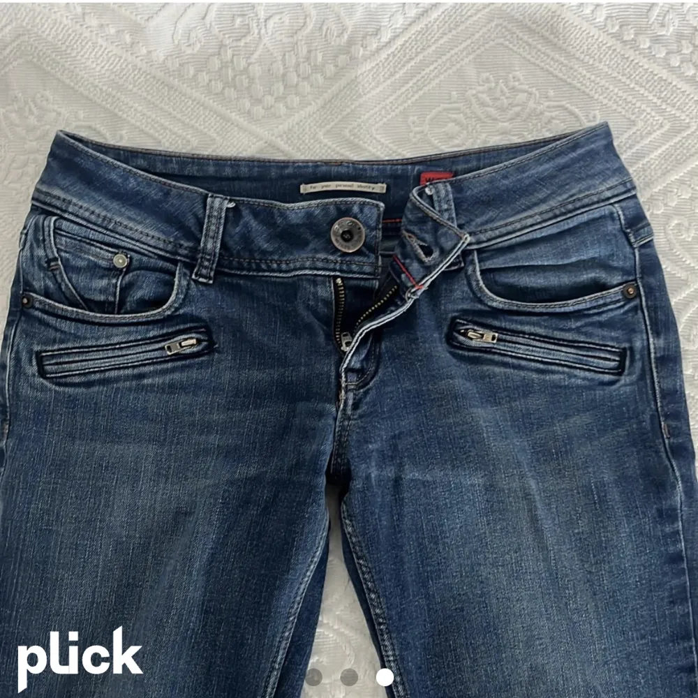 Säljer dessa skit snygga jeans köpte på Sellpy! Aldrig använda av mig och väldigt fint skick 🫶. Jeans & Byxor.