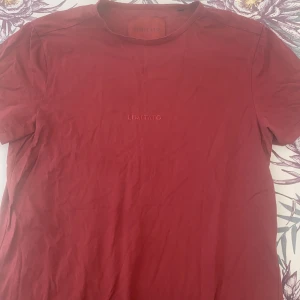 Limitato t-shirt - Vinröd, medium ganska liten i storleken. Pris går att diskutera! Låda finns