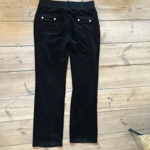 Juicy couture - Juicy couture mjukisbyxor i storlek M. Bra skick knappt använda.