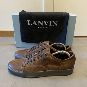 Lanvin skor - Tjena! Säljer mina skor från Lanvin, skick 9/10. Size 7 vilket motsvarar storlek 41. Skorna kommer med dustbag. Skorna passar storlek 42.