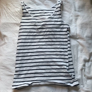 Randigt linne - Ett vitt linne med mörkblåa ränder, bra kvalite och fint material! 