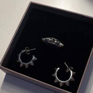 Ring och örhängen i serien ”peak creoles” från Edblad. Använda någon enstaka gång. Ringen: 250 kr. Örhängena: 250 kr. Båda: 500 kr. Ringen är i strl 16. 🥰