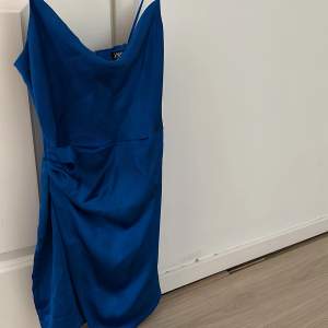 En satin klänning från Zara, super fin på, skriv bara om ni hade velat ha en try on. 