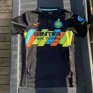 Nike inter T-shirt  - Väldigt fin fotbolls tshirt, skick 10/10. Fräsch inga fläckar eller skador. Pris går att diskutera! Storlek S passar även M