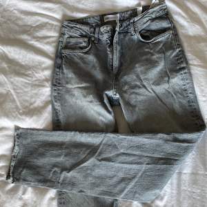 Jeans från zara,raka i modellen  Storlek 38 100kr+frakt