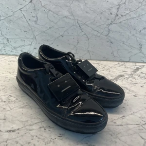 Acne Sneakers - Säljer dessa fina Acne skor som är i bra skick! Kostar nästan 4000kr nya så detta är ett rent av kap! Hör av dig vid funderingar!