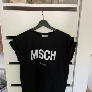 Snygg svart T-shirt med tryck, knappt använd, köpt på MSCH