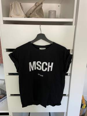 Snygg svart T-shirt med tryck, knappt använd, köpt på MSCH