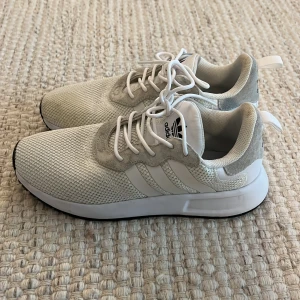 Adidas sneakers  - I bra skick. 