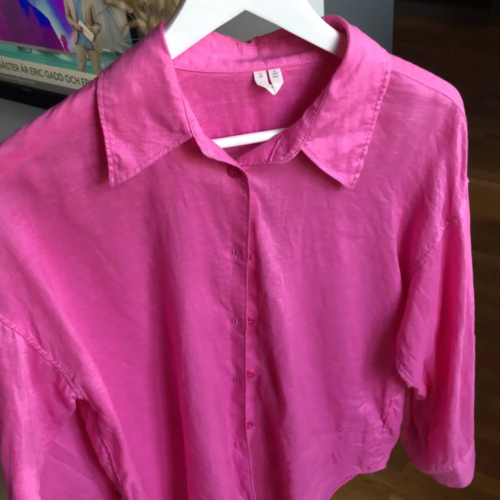 Rosa linneakjorta från Arket i nyskick. Köparen står för frakt.. Skjortor.