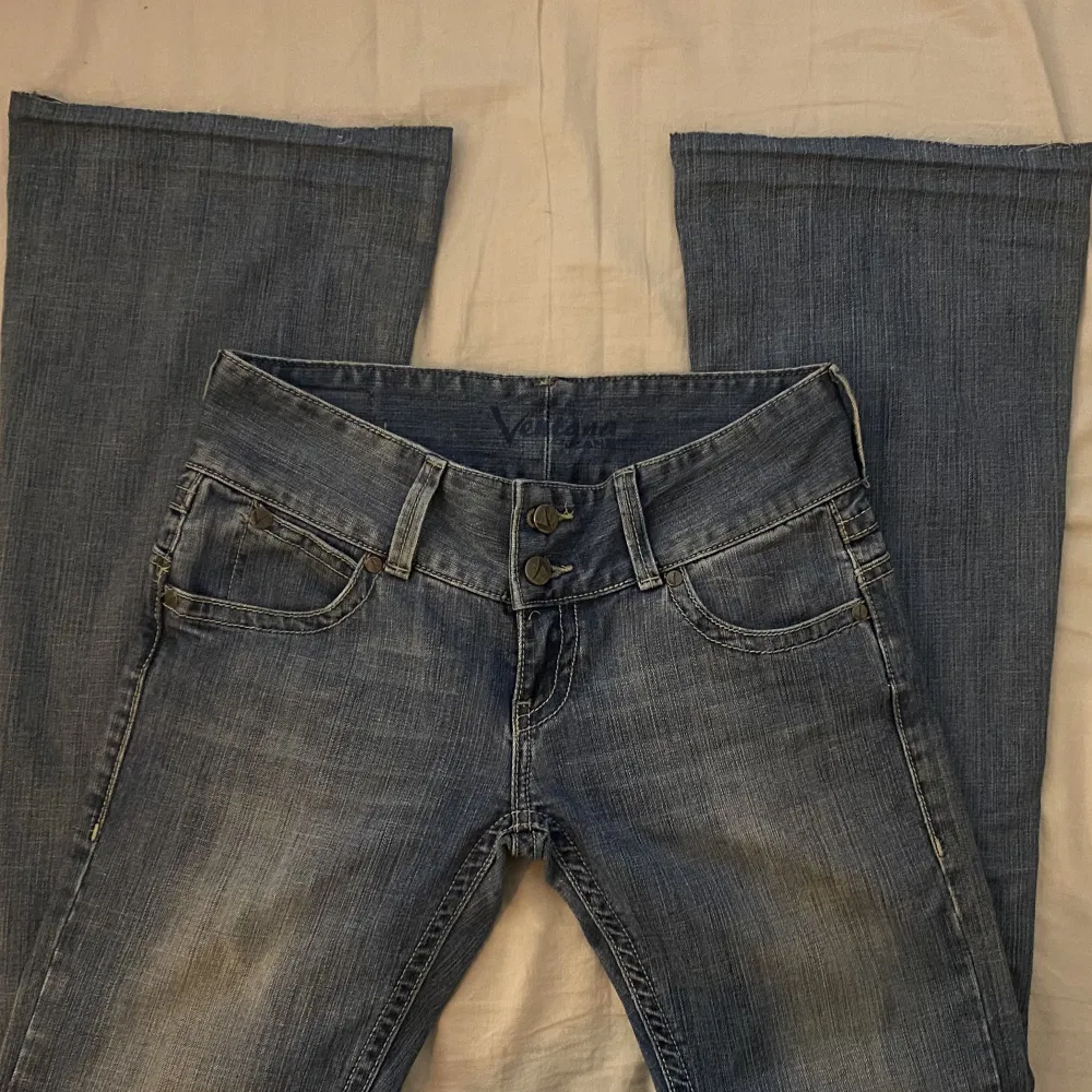 Säljer dessa fina jeans som jag tyvärr inte kan knäppa pågrund av mina höfter🥹,, så säljer dom vidare.🩵 Midjemått rakt över 38cm, Innerbenslängd 85cm.🩵. Jeans & Byxor.