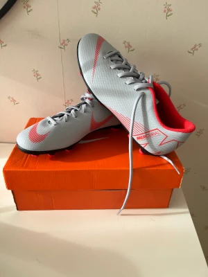 Fotboll kit - Jag säljer mina nästan helt nya sällsynta fotbollsskor med två olika benskydd, köpte dem för nån år sen och har används endast en gång. Dem köptes för runt 3000kr och dem säljs för mellan 2-4 tusen på ebay. Säljer de för att skorna är för små. Skick 10/10
