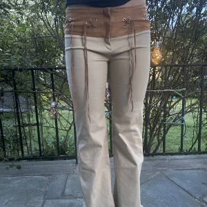 Bootcut byxor - Bootcut byxor i cowboy stuk. Skit snygga och coola