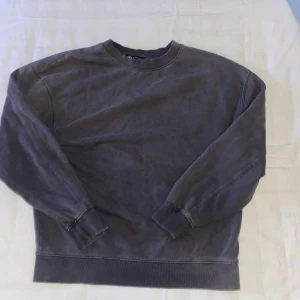 Brun/grå tjocktröja  - Köpte denna för något år sen men har knappt haft tid att ha på, den är i jätte bra skick. På mig är den lite pösig men vill man ha lite oversized är den perfekt! 