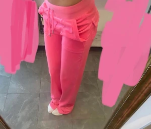 Juicy byxor  - Hej!! Säljer dessa nästintill juicy byxor, skriv om ni har några funderingar gällande byxorna! Pris kan alltid diskuteras skriv för fler bilder 💗💗💗