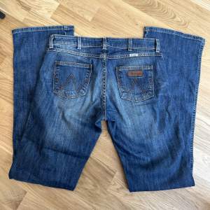 Säljer mina superfina lågmidjade wrangler bootcut jeans då de tyvärr är för små för mig💕Storleken är 29/34 men dem är små i storleken! Skriv för mer bilder eller info💕Köpare står för frakt, pris kan diskuteras 