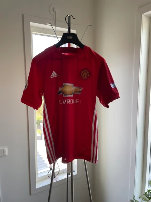 Manchester United tröja 16/17 - En snygg Manchester United med Zlatan på ryggen nummer 9 på ryggen!  Storlek M