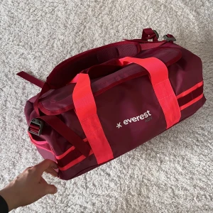 Everestväska - I princip ny Everest väska. Sparsamt använd, vattentät väska. Kan smidigt bäras som ryggsäck.  Tror att den rymmer 40l.