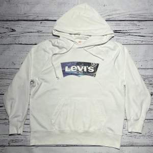 Märke: Levi´ s Typ: Hoodie Färg: Vit Kroppstyp: Unisex Skick: Ny skick  Sparande av miljö  30x  lägre utsläpp jämfört med ny vara Sparat vatten ca 3950 liter Sparat CO2 ca 6.8 kg