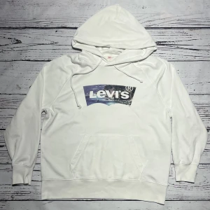 Levi´ s Hoodie Vit - Märke: Levi´ s Typ: Hoodie Färg: Vit Kroppstyp: Unisex Skick: Ny skick  Sparande av miljö  30x  lägre utsläpp jämfört med ny vara Sparat vatten ca 3950 liter Sparat CO2 ca 6.8 kg
