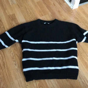 Randig tjocktröja  - En jättefin svartvit randig stickad tjocktröja i bra skick. Säljer denna för att den har blivit för liten. Jättebra till sommaren och älskar den.