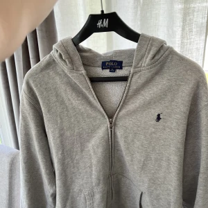 Polo Ralph Lauren Zip Hoodie - Säljer en snygg Ralph Lauren zip hoodie i mycket bra skick.  Storlek s/m.  Passar både tjejer och killar.  Skriv för mer bilder osv. 