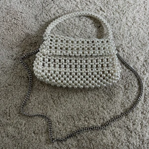 Väska - Så söt väska från zara. Använd sparsamt så alla pärlor är jättefina. Skriv om du har någon fråga!🫧💛