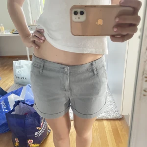 Gråa lågmidjade shorts - söta gråa lågmidjade shorts i bra skick!! 