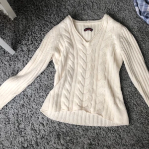 Stickad tröja  - Jätte fin stickad tröja i vit/beige med v-ringning, aldrig använd. Den är gjord av ull. Inga hål, toppen skick. Märke: Leo Carell. Super bra nu för vintern!❄️