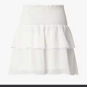 Säljer min svarta och vita Chelsea kjol, den svarta är i s och den vita är i m säljer då jag inte andvånder dem mer, 350 st eller köp båda och få det för 600 