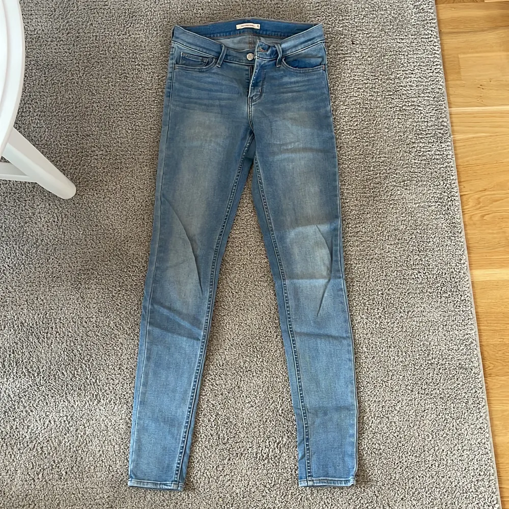 Blå Levisjeans. Superskinny modell 710. Storlek 28 L32. Jeans & Byxor.