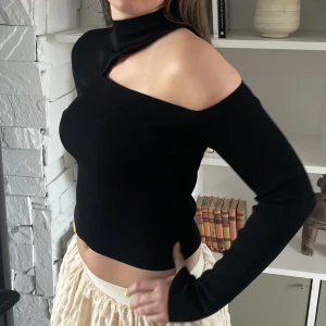 Fest toppen  - Så cool fest topp som har en unik utklippning från axeln😍😍