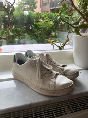 Skor Zara Sneakers  - Vita läder sneakers från zara, storlek 45