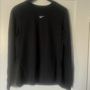 Nike tröja - En snygg långärmad tröja från nike. Materialet är galet skönt.