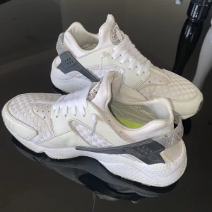 Nike Huarache skor - Säljer mina nike huraches som är i nyskick. Finns lite smuts på framsidan av skon vilket går att tvätta. Köptes på zalando förra året för 1599kr jag säljer för 999kr, vill bli av med de på grund av de är små på mig. Försten till kvarn!