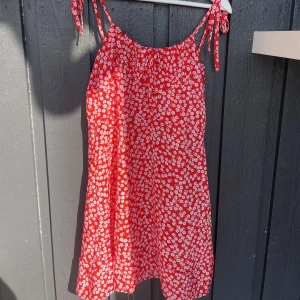 Klänning  - Helt ny klänning storlek s