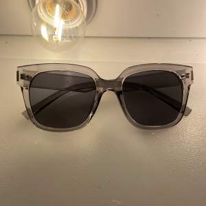 Ett iaf skit snygga solglasögon som tyvärrnonte kommer till användning, köpte för ca 1 måndag sen men aldrig använda! 45kr plus frakt ( kan även mötas💕)