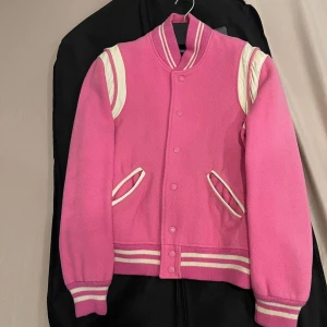 Saint Laurent Teddy Rosa - Den är en size small (storlek 46). Färgen är slutsåld sedan lång tid tillbaka och jackan är väldigt sällsynt i både rosa färg och storlekar som passar herr.