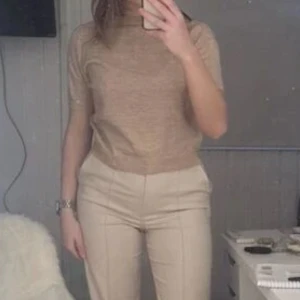 Stickad tröja - Snygg beige stickad tröja som tyvärr inte kommer till användning. Storlek s men passar även m. Materialet påminner om cashmere