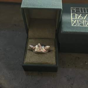 Så cool ring från Maria nilsdotter med nitar, gammal kollektion och säljs inte längre! Jättefint skick, nypris 4000