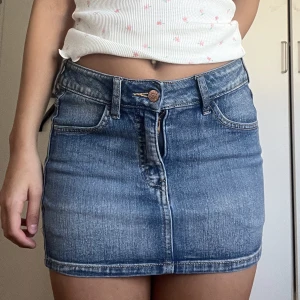 Kjol - Hej säljer denna snygga jeans kjol från hm då den passar inte mig💕väldigt stretchigt material, helt som ny❤️ skriv om ni är intresserade🌸