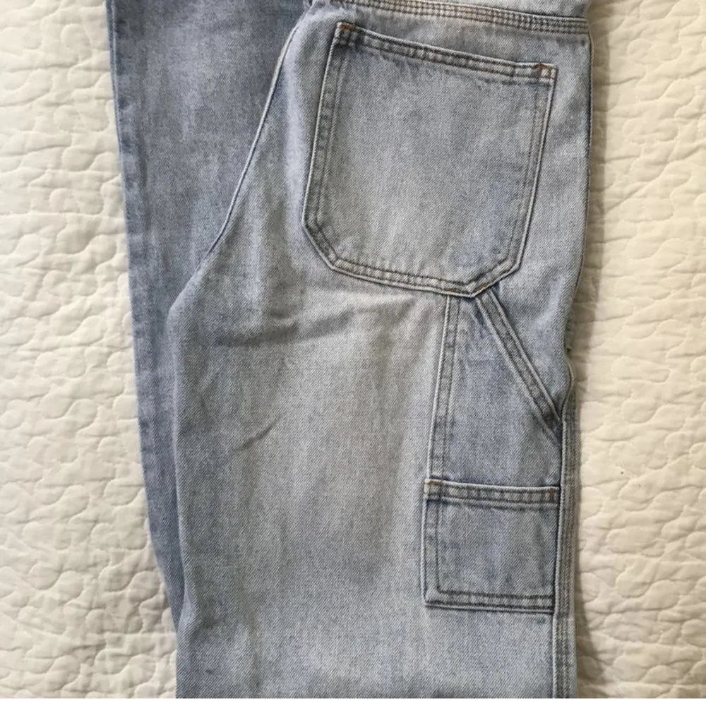 Supersnygga jeans från brandy Melville! Går inte att få tag på längre!!💗💗💗 Aldrig använda. Jeans & Byxor.