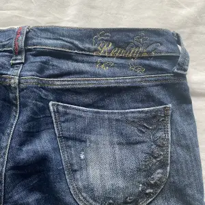 Säljer ett par lågmidjade jeans från märket Replay som dessvärre inte passar mig! 220kr+frakt💕 