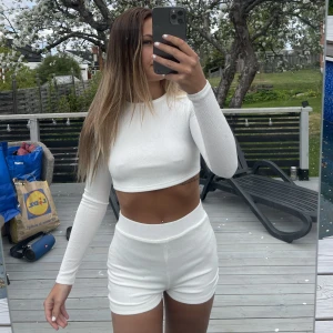 vitt set - säljer ett jättefint vitt set i storlek S. använt 1 gång. sitter väldigt fint.  💓