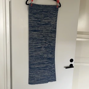 Midikjol i stickat material - Blå/Vit stickad midikjol från NAKD Fint skick Storlek: L