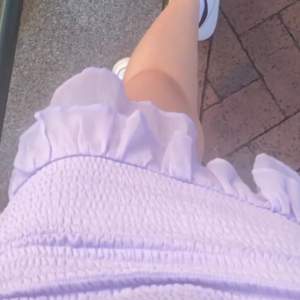 Super söt lila kjol, från bikbok. Stl M men tajt. Köparen står för frakt ❤️