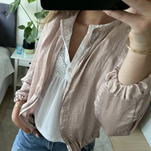 Satinjacka - Jacka i satinliknande material, mammas gamla från H&M så finns ej längre där, kan stylas på många sätt! Passa på att köpa nu då jag flyttar utomlands på onsdag!! Allt ska bort ⚠️⚠️