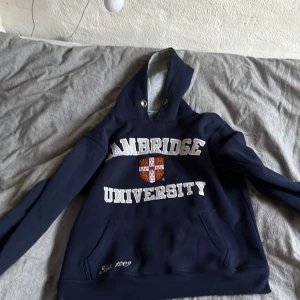 Hoodie - En snygg hoodie som är mörkblå! Väldigt skönt material! Skriv om ni vill ha fler bilder så fixar jag det!✨