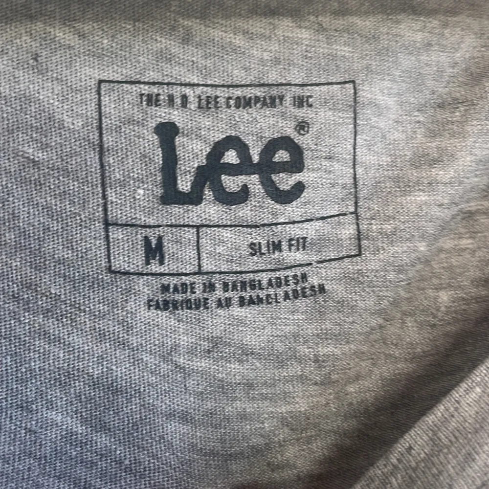 Jag säljer min Lee t- shirt för att jag inte använder den längre. Väldigt fin och skön i materialet men passar inte min smak och stil. 60kr + frakt!. T-shirts.