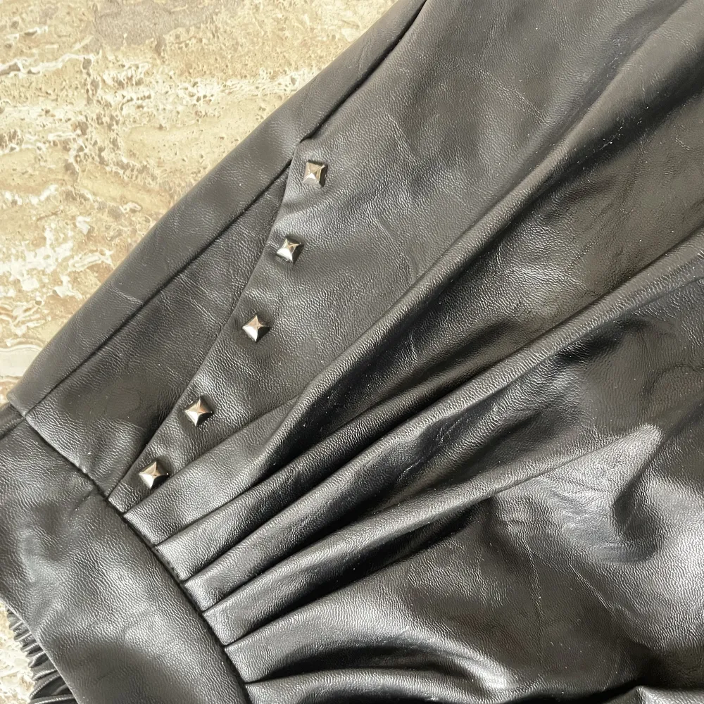 En svart läderkjol som aldrig är använd med prislappen kvar, designad i Paris . Kjolar.
